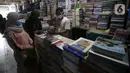 Pedagang buku melayani pembeli di Kwitang, Senen, Jakarta, Minggu (27/9/2020). Menurut keterangan para pedagang, penjualan buku di masa pandemi menurun hingga 50 persen dikarenakan masyarakat saat ini sudah beralih melakukan transaksi pembelian secara daring. (Liputan6.com/Angga Yuniar)