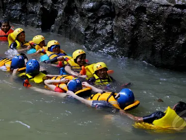 Green Canyon terletak di Desa Kertayasa, Ciamis, Jawa Barat, sekitar 31 Km atau 45 menit berkendara dari Pangandaran, Sabtu (17/5/2015). Tempat ini juga bisa digunakan sebagai olahraga body rafting. (Liputan6.com/Andrian M Tunay)
