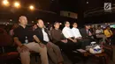 Menhub Budi Karya Sumadi (keempat kiri) bersama Pemimpin Redaksi SCTV, Indosiar, dan Liputan6.com Mohamad Teguh (kedua kiri) saat menghadiri EGTC 2017 di Universitas Gadjah Mada, Yogyakarta, Selasa (31/10). (Liputan6.com/Helmi Afandi)