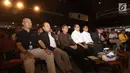 Menhub Budi Karya Sumadi (keempat kiri) bersama Pemimpin Redaksi SCTV, Indosiar, dan Liputan6.com Mohamad Teguh (kedua kiri) saat menghadiri EGTC 2017 di Universitas Gadjah Mada, Yogyakarta, Selasa (31/10). (Liputan6.com/Helmi Afandi)