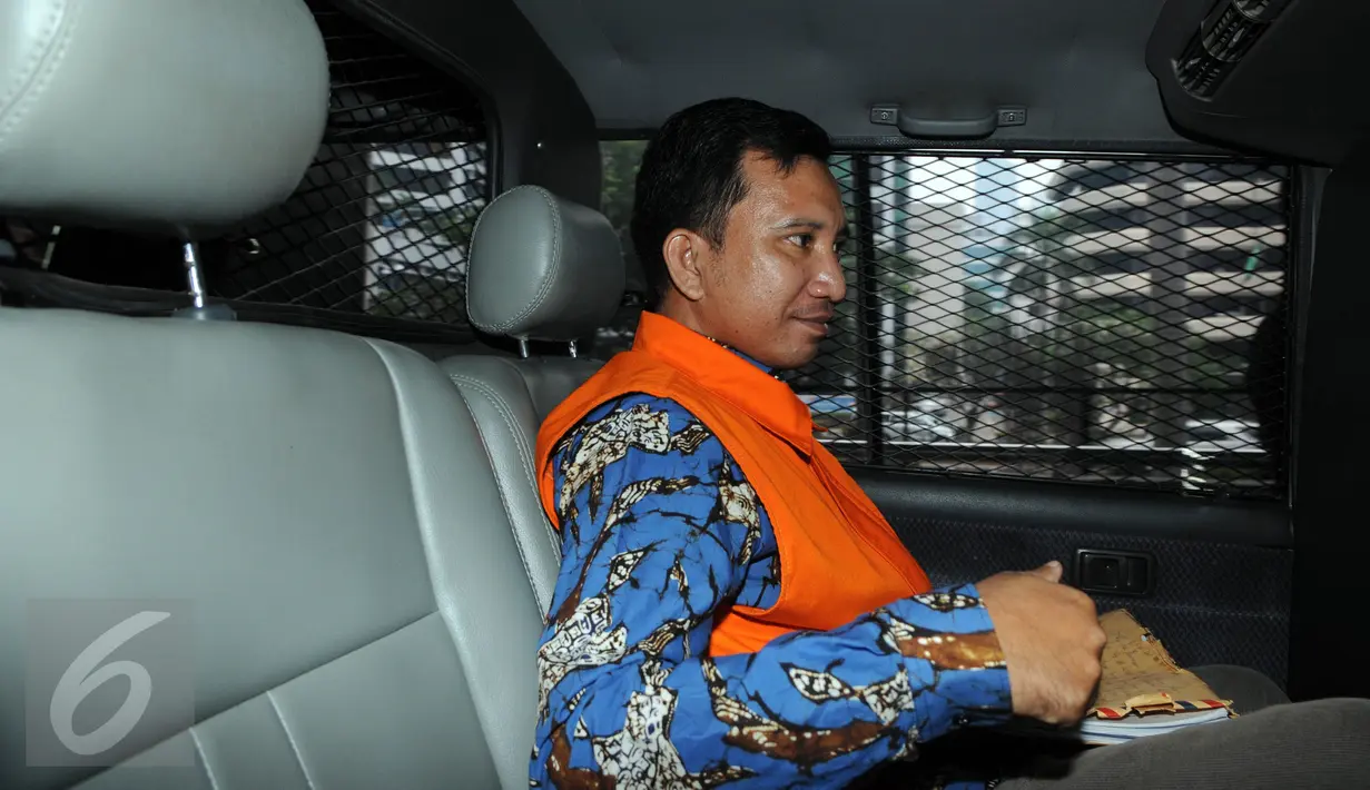 Anggota DPRD Musi Banyuasin F-PAN Ujang M Amin berada di mobil tahanan usai diperiksa KPK, Selasa (14/6). Berkas tersangka suap persetujuan LKPJ 2014 dan pengesahan APBD Muba tahun 2015 itu sudah lengkap dan siap disidangkan. (Liputan6.com/Helmi Afandi)