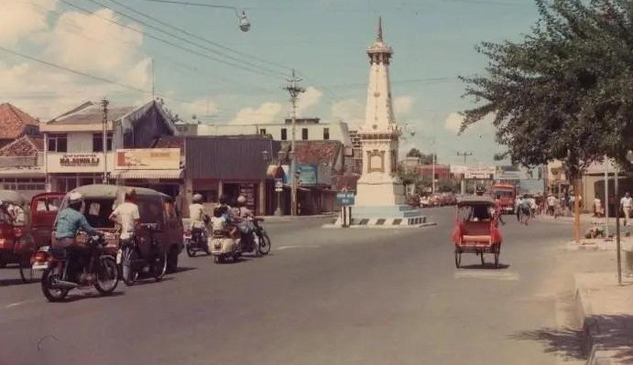 Tugu Jogja merupakan salah satu ikon Yogyakarta yang berada di pusat kota dekat dengan Jl. Malioboro. Foto ini diambil di era 1980an. (Source: Facebook/Jogja Rikala Semana)