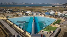 Pemandangan kolam ombak Wave Park di Siheung, Korea Selatan pada 18 Oktober 2020. Kolam ombak terbesar di dunia ini merupakan bagian dari Siheung Surf Park, sebuah resor terletak di Pulau Penyu, yang akan mencakup sebuah hotel, pusat konvensi, marina, dan bianglala. (Ed JONES/AFP)