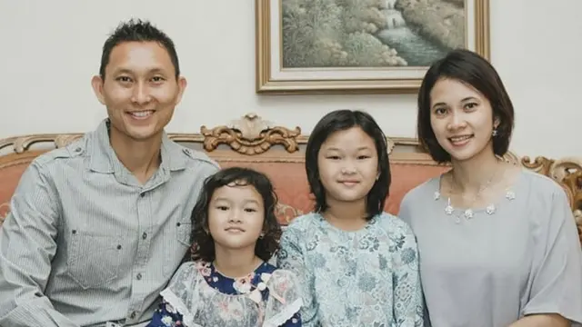 6 Potret Sony Dwi Koncoro Bersama Keluarga, Sosok Ayah Idaman