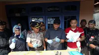 Polisi menggeledah rumah terduga teroris Cirebon IM di Majalengka (Liputan6.com/ Panji Prayitno)