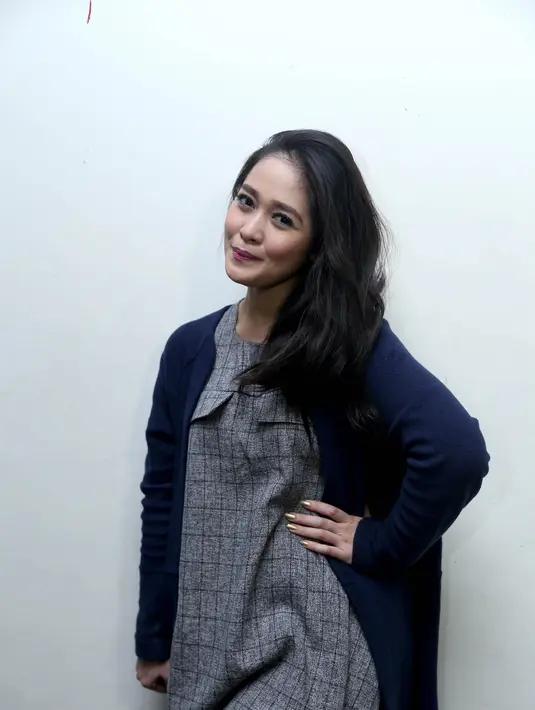 Gracia mulai membiasakan membawa tas saat berbelanja. Kecuali bawa banyak belanjaan. (Foto: Andy Masela/Bintang.com)