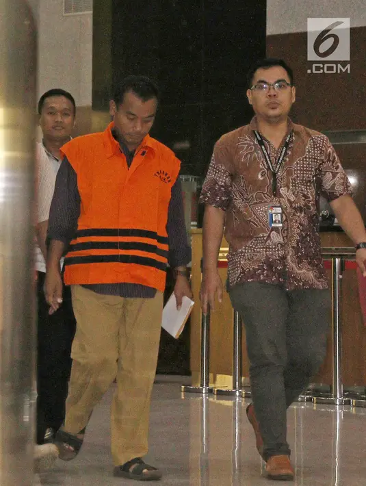 Tersangka Bupati Purbalingga, Tasdi kenakan rompi oranye usai pemeriksaan di Gedung KPK, Jakarta, Selasa (5/6). KPK menetapkan Bupati Tasdi sebagai tersangka kasus dugaan suap pembangunan Purbalingga Islamic Center. (Liputan6.com/Herman Zakharia)