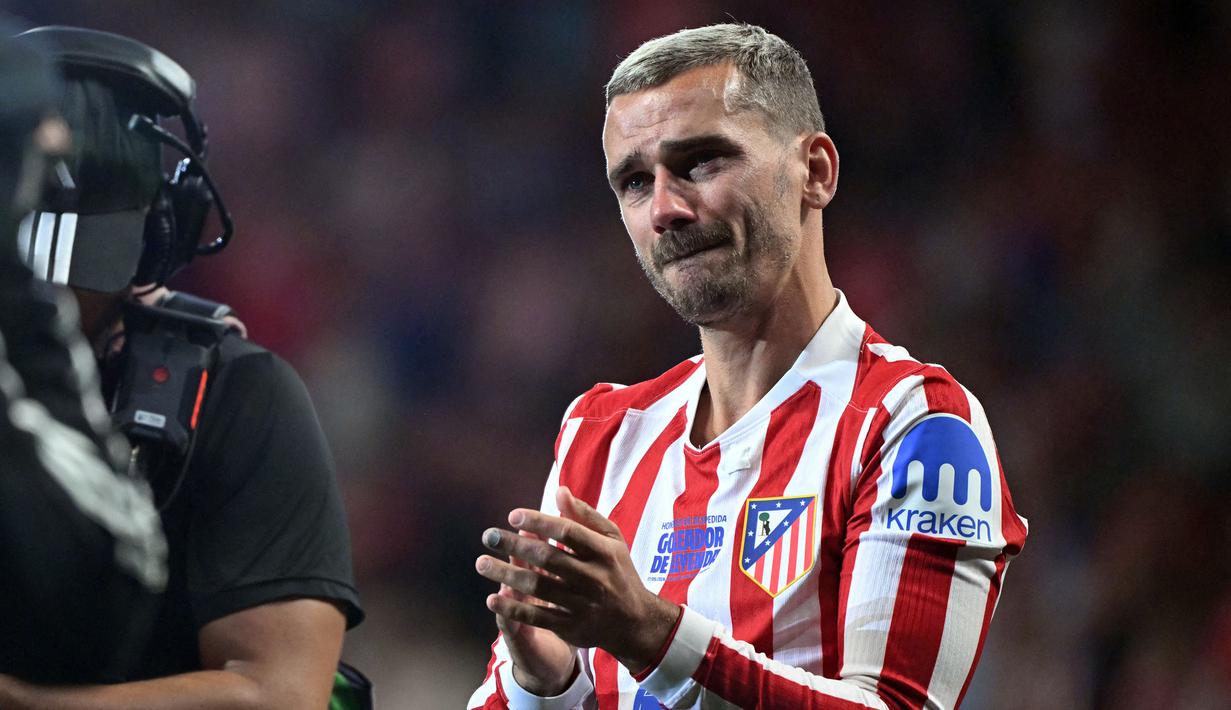 Dalam momen perpisahannya tersebut, Griezmann yang ditemani istri dan anak-anaknya tak mampu membendung air mata. (AFP/Javier Soriano)