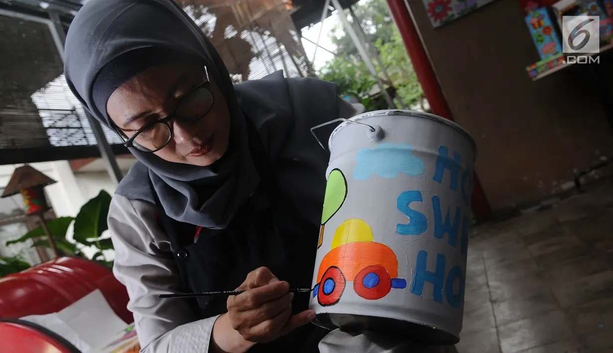 Perajin menyelesaikan lukisan sampah kaleng bekas di Tanah Baru Depok, Jawa Barat, Rabu (13/2). Lukisan dengan memanfaatkan media sampah kaleng bekas tersebut selain hobi dan bisnis juga ikut menjaga kelestarian alam. Liputan6.com/Herman Zakharia)