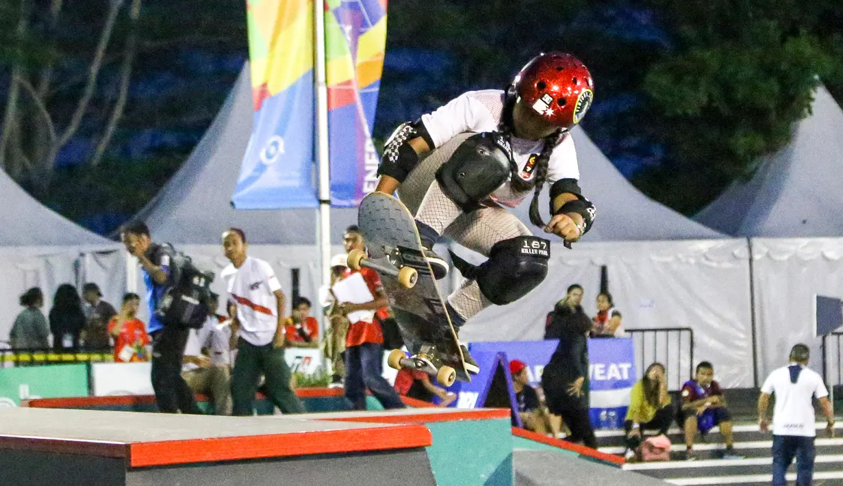 Skateboarder Indonesia Aliqqa Novvery melakukan gerakan trik pada sesi latihan di arena roller sport Jakabaring Sport City, Palembang, Senin (27/8). Aliqqa (9) menjadi atlet termuda Indonesia di Asian Games 2018. (ANTARA FOTO/INASGOC/M N Kanwa)