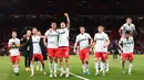 Para pemain FC Twente merayakan hasil imbang melawan Manchester United pada matchday 1 Liga Europa 2024/2025 di Old Trafford, Kamis (26/9/2024) dini hari WIB. (AP Photo/Dave Thompson)