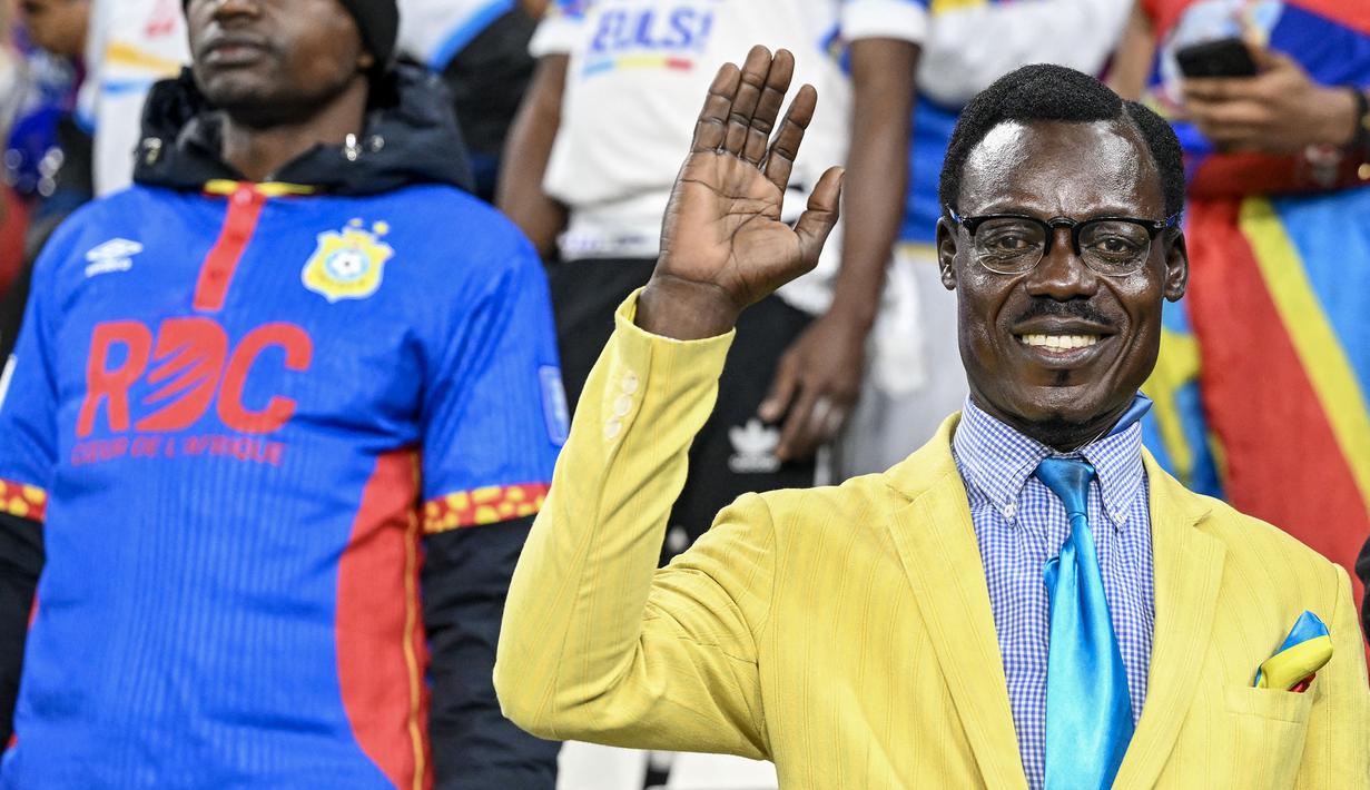 Posenya meniru patung perdana menteri pertama Kongo, Patrice Lumumba. Seperti diektahui, Lumumba merupakan salah satu tokoh kunci dalam kemerdekaan negara tersebut. (AFP/Sebastien Bozon)