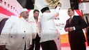 Presiden PKS Ahmad Syaikhu menyematkan peci kepada mantan Gubernur DKI Jakarta Anies Rasyid Baswedan (kanan) sebagai tanda dukungan sebagai bakal calon presiden 2024-2029 usai pembacaan hasil keputusan Musyawarah Majelis Syuro VIII PKS di Jakarta, Kamis (23/2/2023). PKS secara resmi mendukung Anies Baswedan sebagai bakal calon presiden tahun 2024-2029. (Liputan6.com/Johan Tallo)
