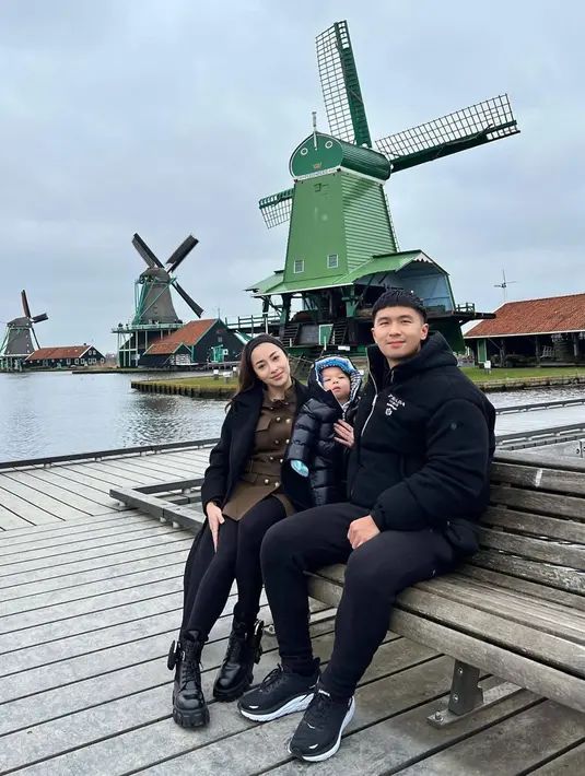 Kurang rasanya kalau liburan ke Negeri Kincir Angin belum mengabadikan momen bersama bangunan ikonik ini. Seru naik perahu di kanal, memang menjadi salah satu pilihan liburan seru di negara ini. (Liputan6.com/IG/@nikitawillyofficial94)