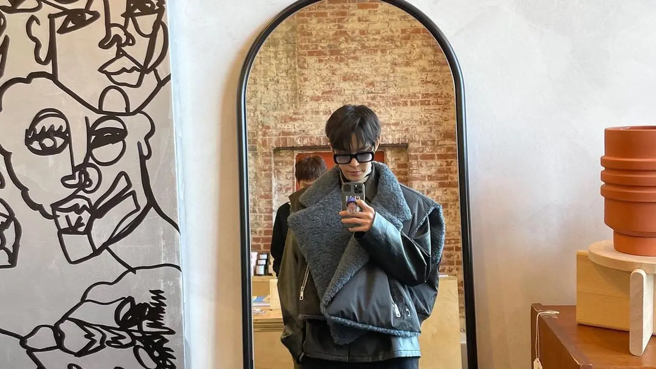 Doyoung NCT saat Mirror Selfie