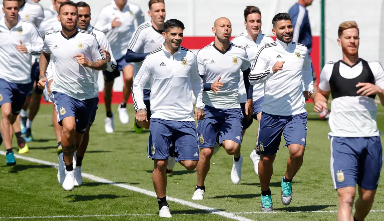 Para pemain Argentina melakukan pemanasan saat sesi latihan di Bronnitsy, Rusia, (15/6). Argentina akan bertanding melawan Islandia pada grup D Piala Dunia 2018 di Spartak Stadium, Moskow.  (AP Photo / Ricardo Mazalan)