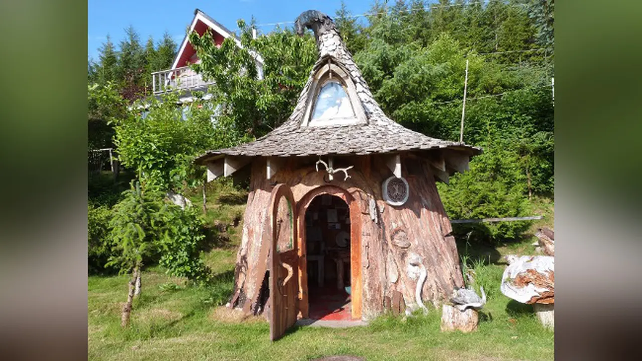 Rumah Hobbit yang Dibangun Selama 22 Tahun