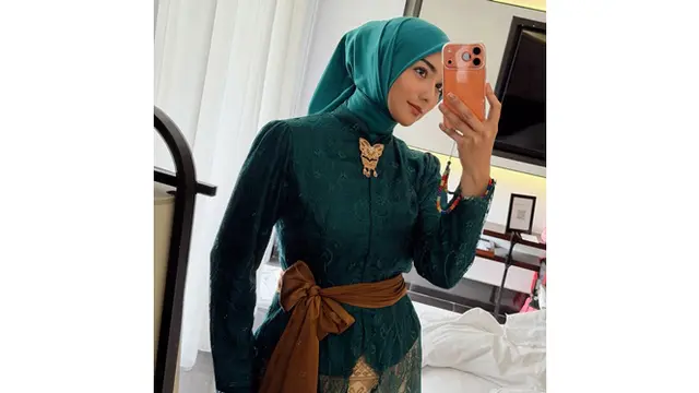 5 Potret Citra Kirana Pakai Kebaya Brokat Hijau Toska di Nikahan Sahabat Artis
