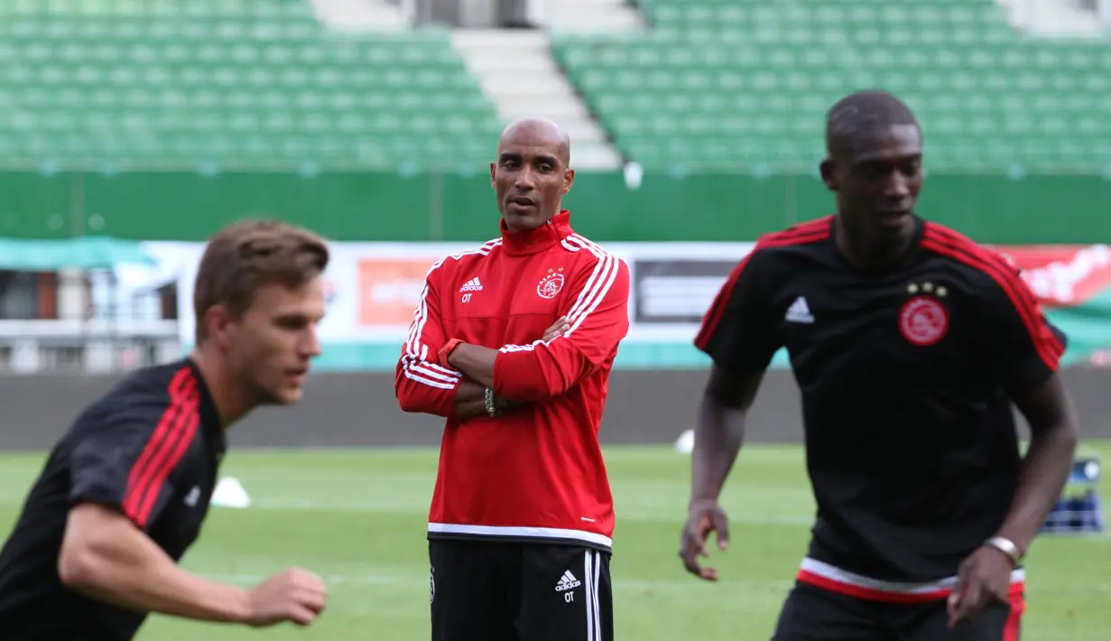 Salah satu asisten pelatih Ajax Amsterdam tengah memantau para pemain berlatih di stadion Ernst Happel, Wina, Austria. (Bola.com/Reza Khomaini)