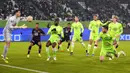 Penjaga gawang Wolfsburg Koen Casteels (kiri) menangkap bola saat melawan Lille pada pertandingan sepak bola Grup G Liga Champions di Wolfsburg, Jerman, 8 Desember 2021. Lille menang 3-1. (AP Photo/Martin Meissner)