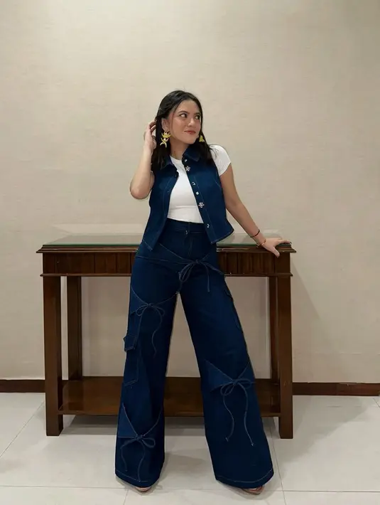 Pesona fearless Marsha Aruan pakai outfit denim on denim. Ia memadukan kaus putih polos lengan pendek dengan vest dan celana panjang lebar denim. [Foto: Instagram/aruanmarsha]