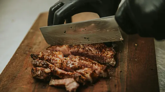 Cara Membuat Steak Ala Resto Bintang 5 untuk Date Night di Rumah dengan Budget Terjangkau