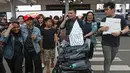 Sejumlah keluarga dan kerabat menjemput WNI yang selesai menjalani masa observasi virus corona dari Natuna, di Bandara Halim Perdanakusuma, Jakarta, Sabtu (15/2/2020). Pemerintah secara resmi memulangkan 238 WNI ke daerah masing-masing karena telah dinyatakan sehat. (Liputan6.com/Herman Zakharia)