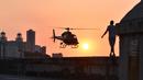 Helikopter milik Universal Studios Hollywood saat mengambil gambar selama pembuatan film Fast and Furious 8 di Havana, Kuba (28/4). Pembuatan film Fast & Furious 8 membuat warga Kuba antusias berdatangan ke lokasi syuting. (AFP PHOTO/ADALBERTO ROQUE)