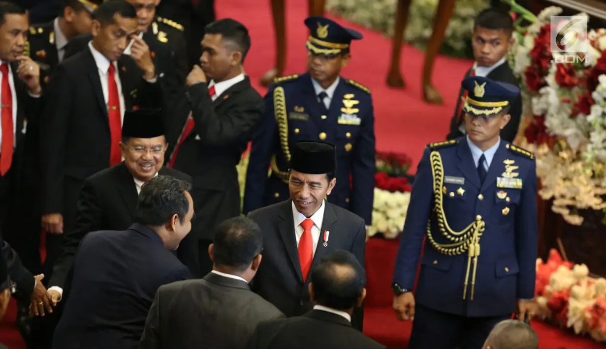 Presiden Joko Widodo bersama Wakil Presiden Jusuf Kalla usai menghadiri sidang bersama DPR dan DPD Tahun 2017 di Kompleks Parlemen, Jakarta, Rabu (16/8). Di sidang ini presiden akan menyampaikan RUU APBN 2018 dan nota keuangan. (Liputan6.com/Johan Tallo)
