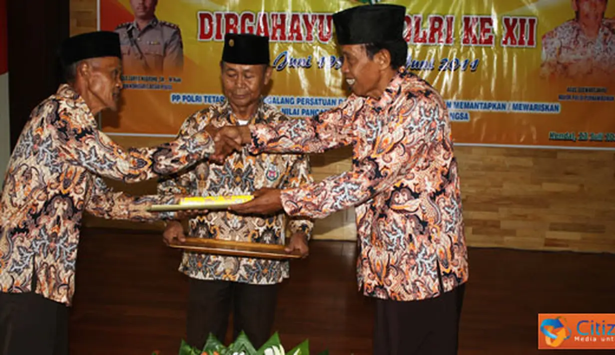 
Citizen6, Kendal: Bertempat di Aula Mapolres Kendal, ratusan anggota Persatuan Purnawirawan (PP) Polri Kabupaten Kendal, menggelar tasyakuran HUT PP Polri ke-12, Sabtu (23/7). (Pengirim: Aryo Widiyanto)
