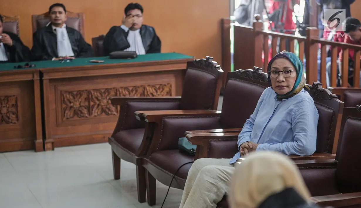 Terdakwa kasus dugaan penyebaran berita bohong atau hoaks Ratna Sarumpaet menjalani sidang dengan agenda pembacaan tuntutan oleh Jaksa Penuntut Umum di PN Jakarta Selatan, Selasa (28/5/2019). Ratna dituntut 6 tahun penjara di kasus penyebaran berita bohong atau hoaks. (Liputan6.com/Faizal Fanani)