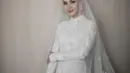 Jessica Mila pun tampak mewah mengenakan veil berbordir yang serasi dengan gaun halter neck lengan panjangnya. [@jscmila]