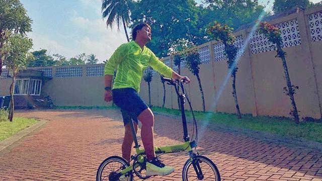 5 Gaya Danang D'Academy saat Bersepeda, Tetap Tampil Stylish