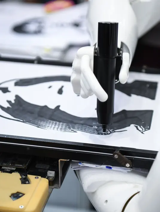 Robot tengah menggambar wajah dalam Pameran Robot Pintar Internasional China (Foshan) 2020 di Foshan, Provinsi Guangdong, China, 3 Desember 2020. Produsen robot papan atas dari dalam dan luar negeri memamerkan produk, teknologi, dan solusi terbaru mereka selama gelaran tersebut. (Xinhua/Deng Hua)