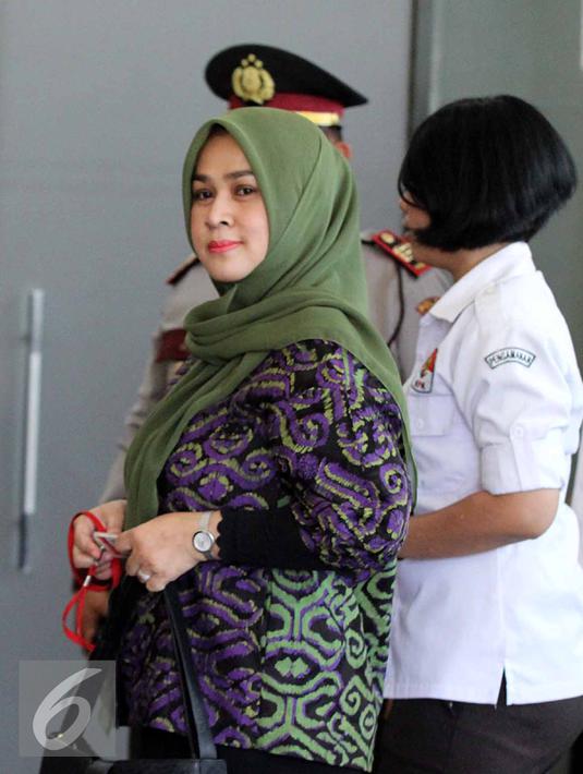 Istri Muda Gubernur Sumatera Utara, Evy Susanti memenuhi panggilan penyidik KPK, Jakarta, Senin (3/8/2015) Gatot diperiksa sebagai tersangka kasus dugaan suap hakim PTUN Medan. (Liputan6.com/Helmi Afandi)