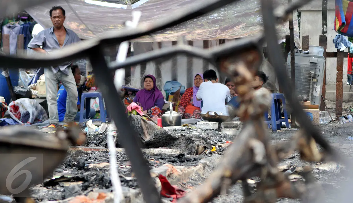 Sejumlah warga memilih bertahan di dekat lokasi kebakaran di Tambora, Jakarta, Senin (28/9/2015). Mereka menolak direlokasi karena sudah puluhan tahun menetap di lokasi tersebut. (Liputan6.com/Gempur M Surya) 