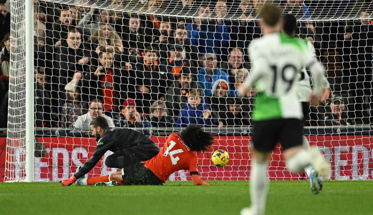 Gelandang Luton Town, Tahith Chong (tengah) mencetak gol ke gawang Liverpool yang dikawal Alisson Becker pada laga pekan ke-11 Liga Inggris 2023/2024 di Kenilworth Road Stadium, London, Minggu (5/11/2023) malam WIB. (AFP/Justin Tallis)