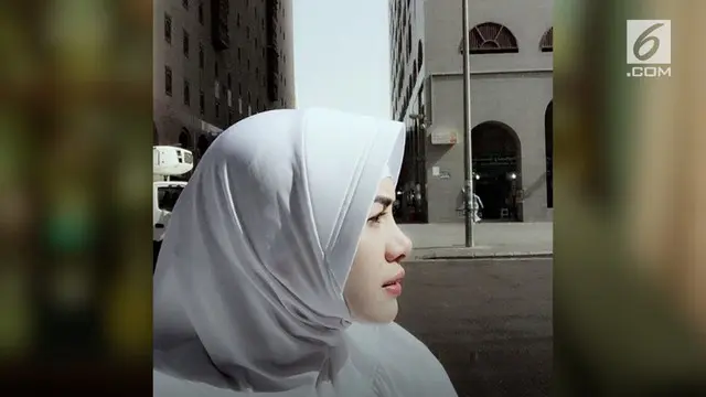 Nikita terlihat cantik mengenakan hiijab instan berwarna putih. Foto itu diambil ketika ia sedang berkunjung ke Madinah, Arab Saudi.