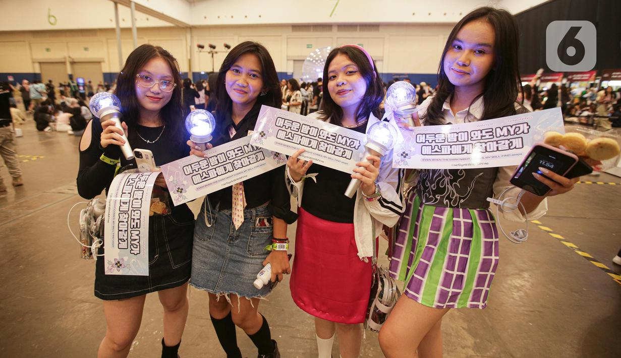 Penggemar grup K-Pop AESPA berpose sebelum berlangsungnya konser di Jakarta, Sabtu (24/6/2023). (Liputan6.com/Faizal Fanani)