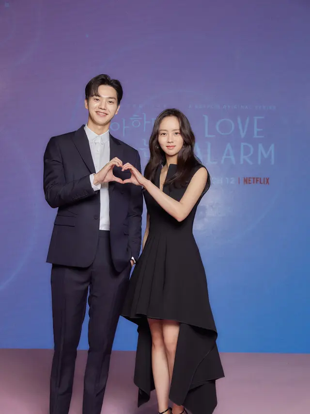 Song Kang dan Kim So Hyun dalam konferensi pers Love Alarm. (Foto: Netflix)