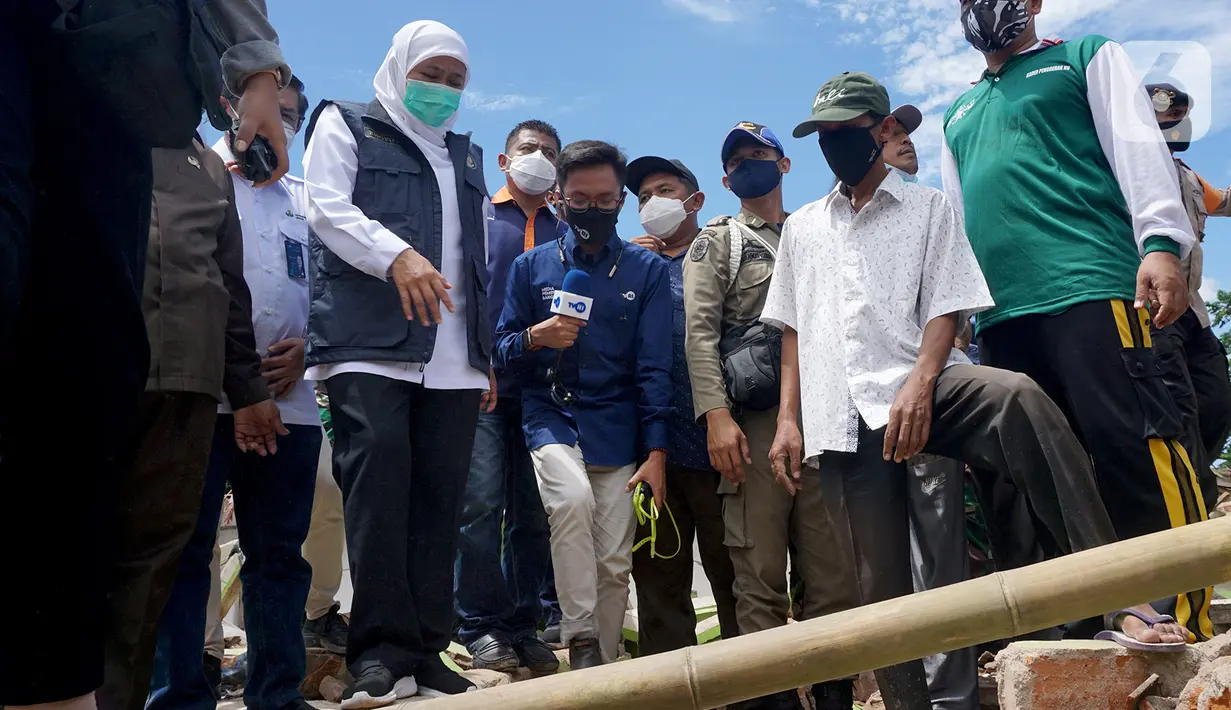 Gubernur Jawa Timur, Khofifah Indar Parawansa meninjau lokasi terdampak gempa di posko pengungsian Dusun Krajan, Majangtengah, Dampit, Kabupaten Malang, Minggu (11/4/2021). Khofifah juga menemui sejumlah warga terdampak gempa di posko pengungsian Dusun Krajan. (merdeka.com/Nanda F. Ibrahim)