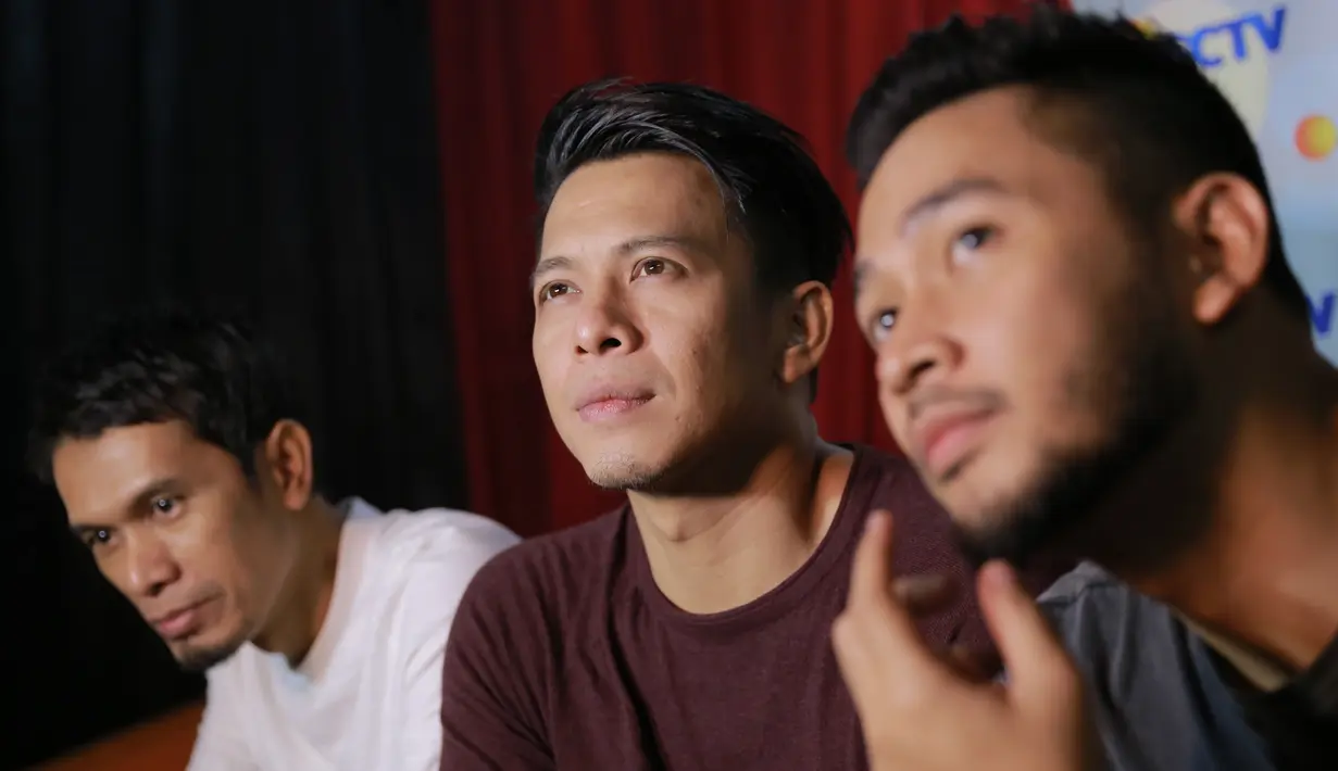 Single ini jadi pembuka dalam album terbaru NOAH berjudul 'NOAH Sings Legens'. Bahkan dalam konser The Biggest Consert NOAH, Kamis (19/5) silam, dibawakan secara khusus oleh Ariel dan kawan-kawan. (Adrian Putra/Bintang.com)