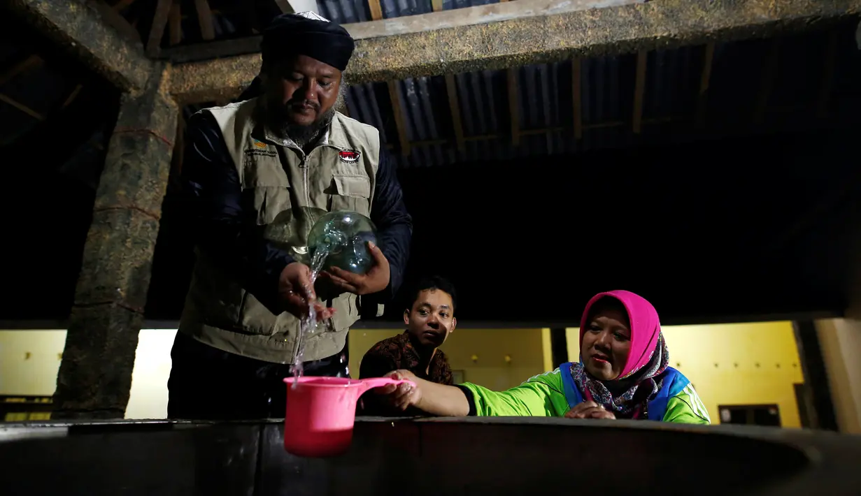 Ustad Ahmad Ischsan Maulana mempersiapkan ramuan herbal untuk rehabilitasi pecandu narkoba di Purbalingga, Jateng, 27 Juli 2016. Terapi untuk pecandu narkoba ini dilakukan dengan merebus pasien di atas kompor yang menyala. (REUTERS/Darren Whiteside)