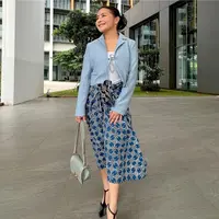 Simple tapi chic, cukup padukan t-shirt warna hitam dengan rok batik dan sneaker putih seperti Aurora Amanda ini. [@auroramanda95]