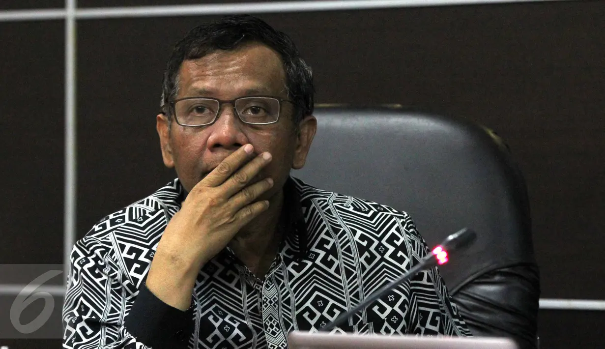 Pemerhati sepakbola Mahfud MD saat menghadiri pertemuan di kantor Komnas HAM, Jakarta, Kamis (13/8/2015). Pertemuan tersebut terkait pembekuan PSSI oleh Kemenpora. (Liputan6.com/Helmi Afandi)