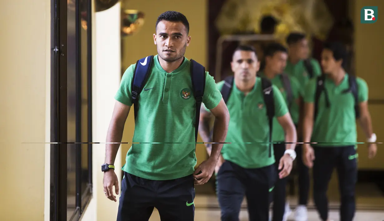 Pemain Timnas Indonesia, Rizky Pora, bersama rekan-rekannya bersiap menuju SUGBK dari Hotel Sultan, Jakarta, Selasa (13/11). Timnas Indonesia akan melawan Timor Leste pada laga Piala AFF 2018. (Bola.com/Vitalis Yogi Trisna)