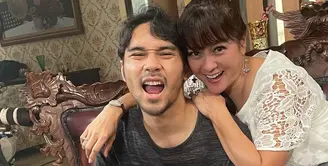 Artis senior Moudy Wilhelmina hingga kini masih eksis di layar kaca. Artis yang merintis karir dari pemilihan GADIS Sampul 1989 itu juga belum ada keinginan untuk berhenti syuting. Puluhan tahun syuting dengan berbagai karakter, ia juga pernah ditimpuk botol oleh pecinta sinetron. [Instagram/maudywhilhelmina]