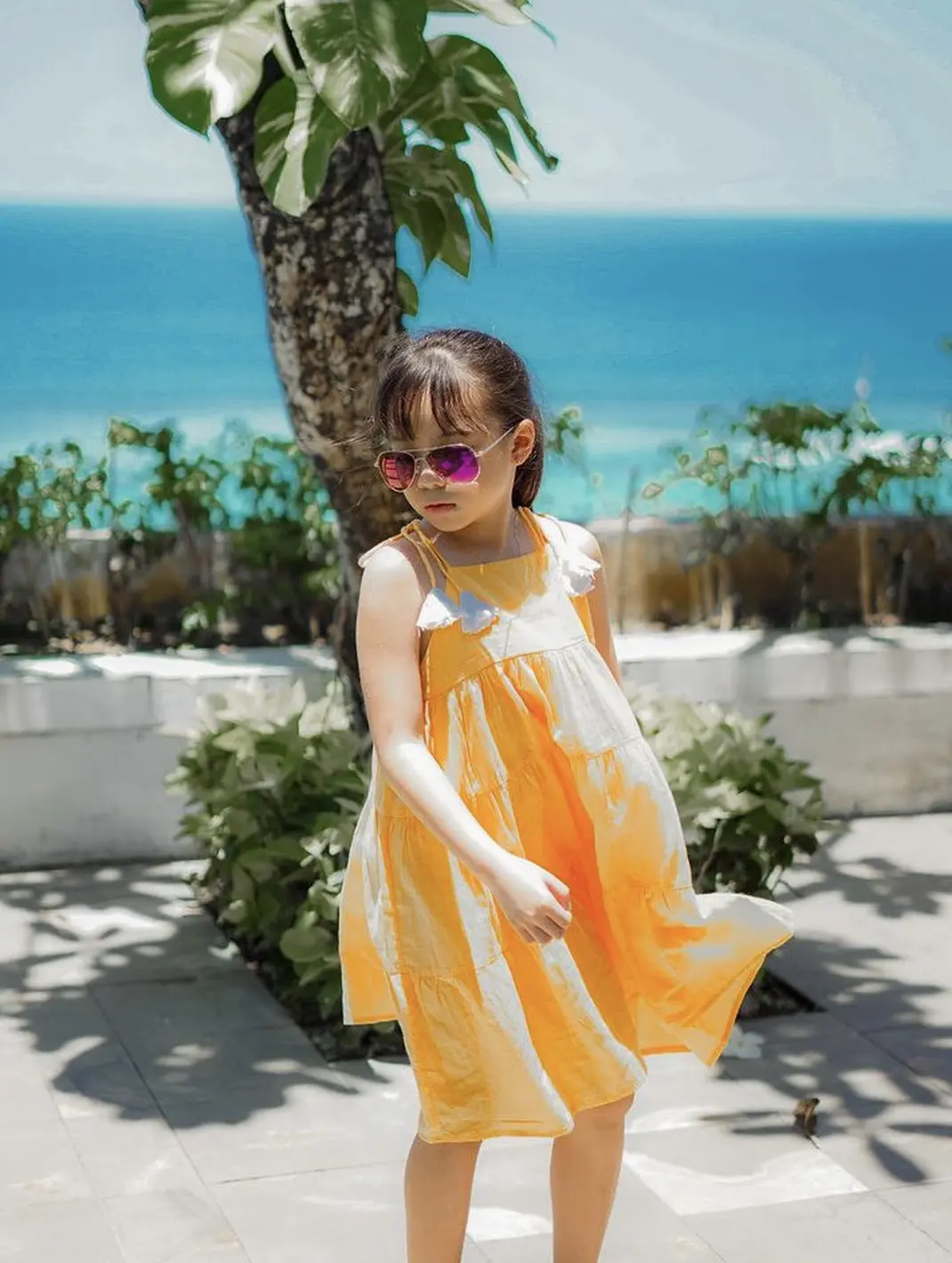 Tanpa Bikini, 6 Potret Gisel dan Gempita Kenakan Dress saat Bermain di