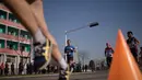 Para peserta mengikuti Pyongyang Marathon atau yang disebut juga Mangyongdae Prize International Marathon di Pyongyang, Minggu (7/4). Perlombaan lari tahunan ini merupakan bagian dari perayaan untuk menandai hari lahir pendiri Korea Utara, Kim Il-sung pada tahun 1912. (KIM Won Jin / AFP)