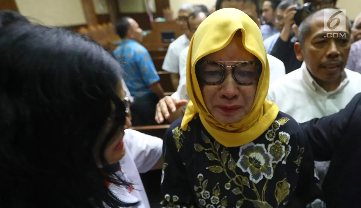 Mantan Dirut Pertamina Karen Agustiawan menangis usai mejalani sidang pembacaan tuntutan di Pengadilan Tipikor, Jakarta, Senin(10/6/2019). Karen terlihat menahan haru saat mendapat banyak dukungan dari kerabatnya. (Liputan6.com/Herman Zakharia)